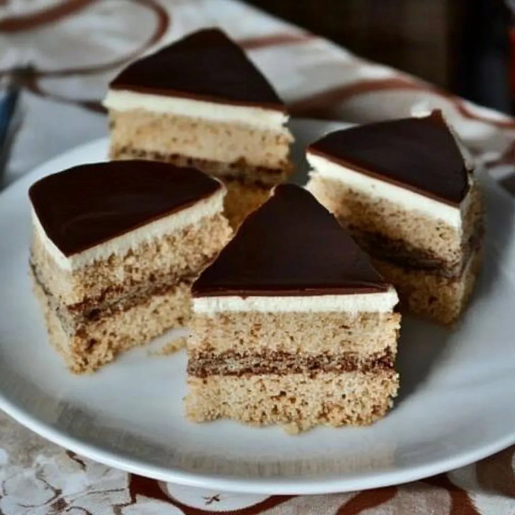 Nussschnitten mit Kaffee-Crème